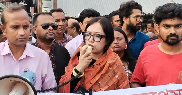 মানববন্ধনে কথা বলেছেন রুমিন ফারহানা